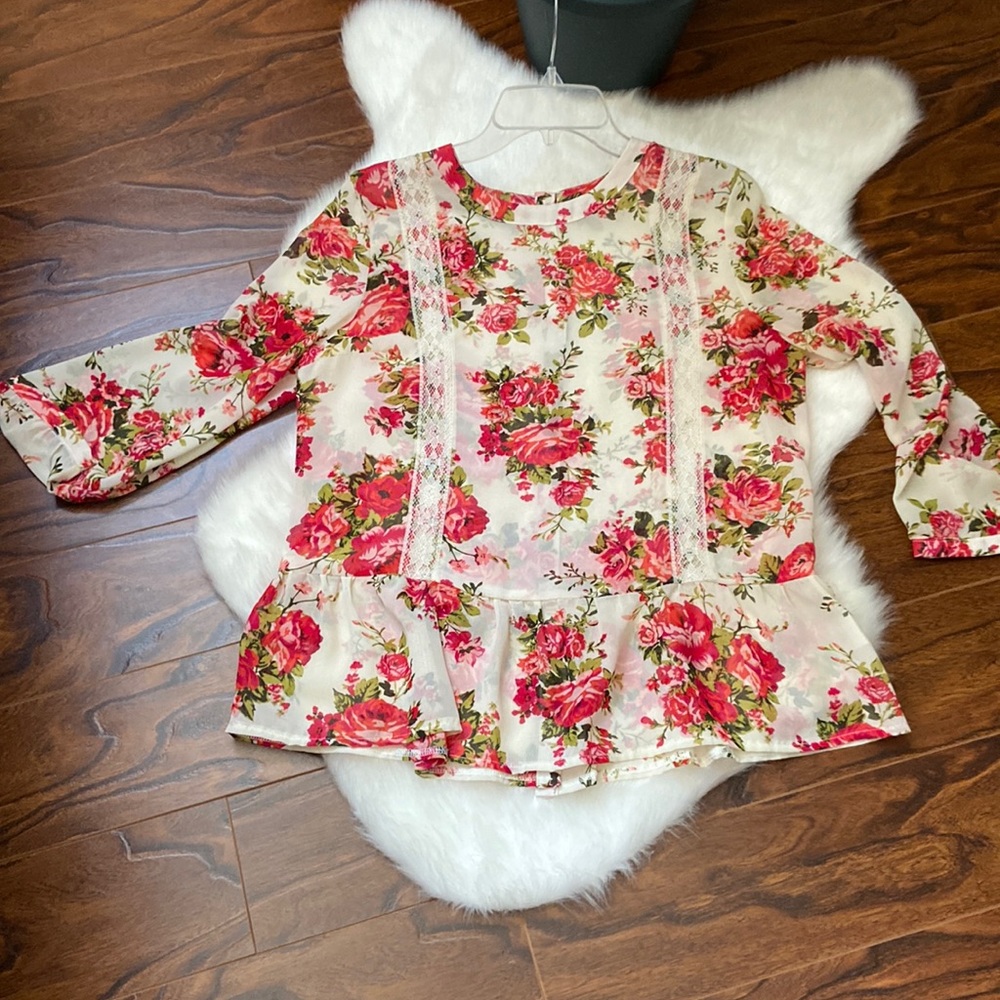 Beautiful floral top with lace detailing in size L